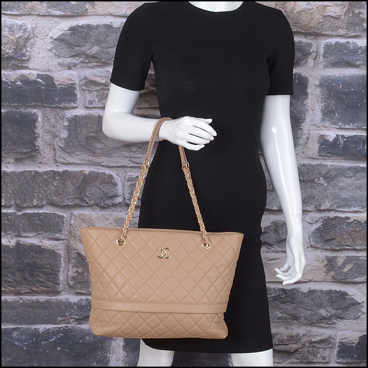 RDC14915 CHANEL 2019 Beige Caviar Leather Gold HW Rolled Up Bag