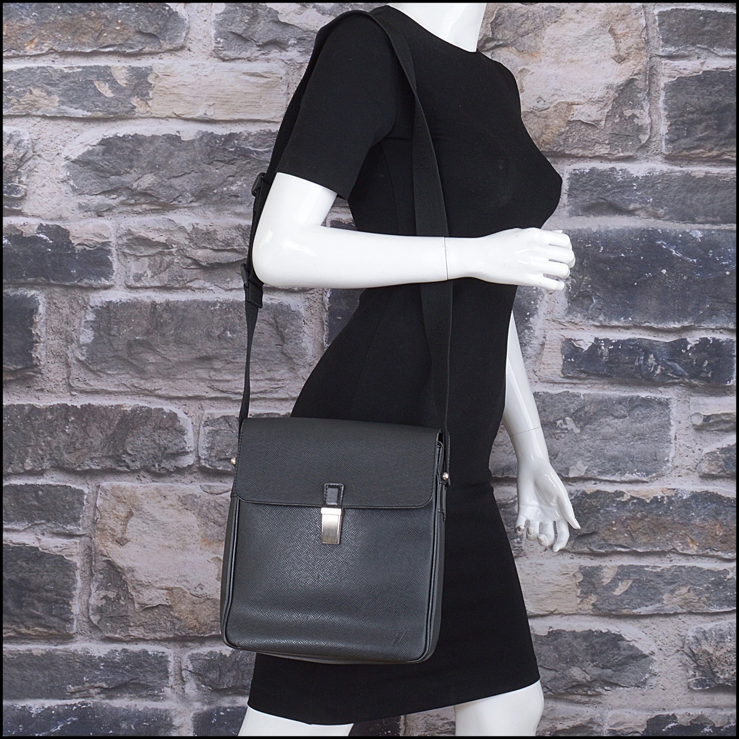RDC15334 LOUIS VUITTON Black Taiga Leather Messenger Bag