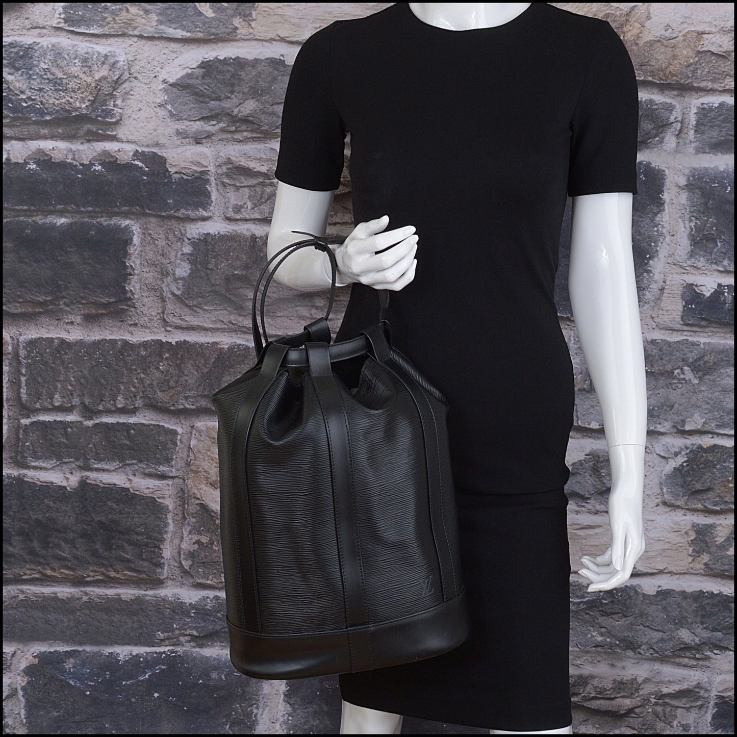 RDC15018 LOUIS VUITTON '95 Black Epi Leather Randonnee Sling Bag