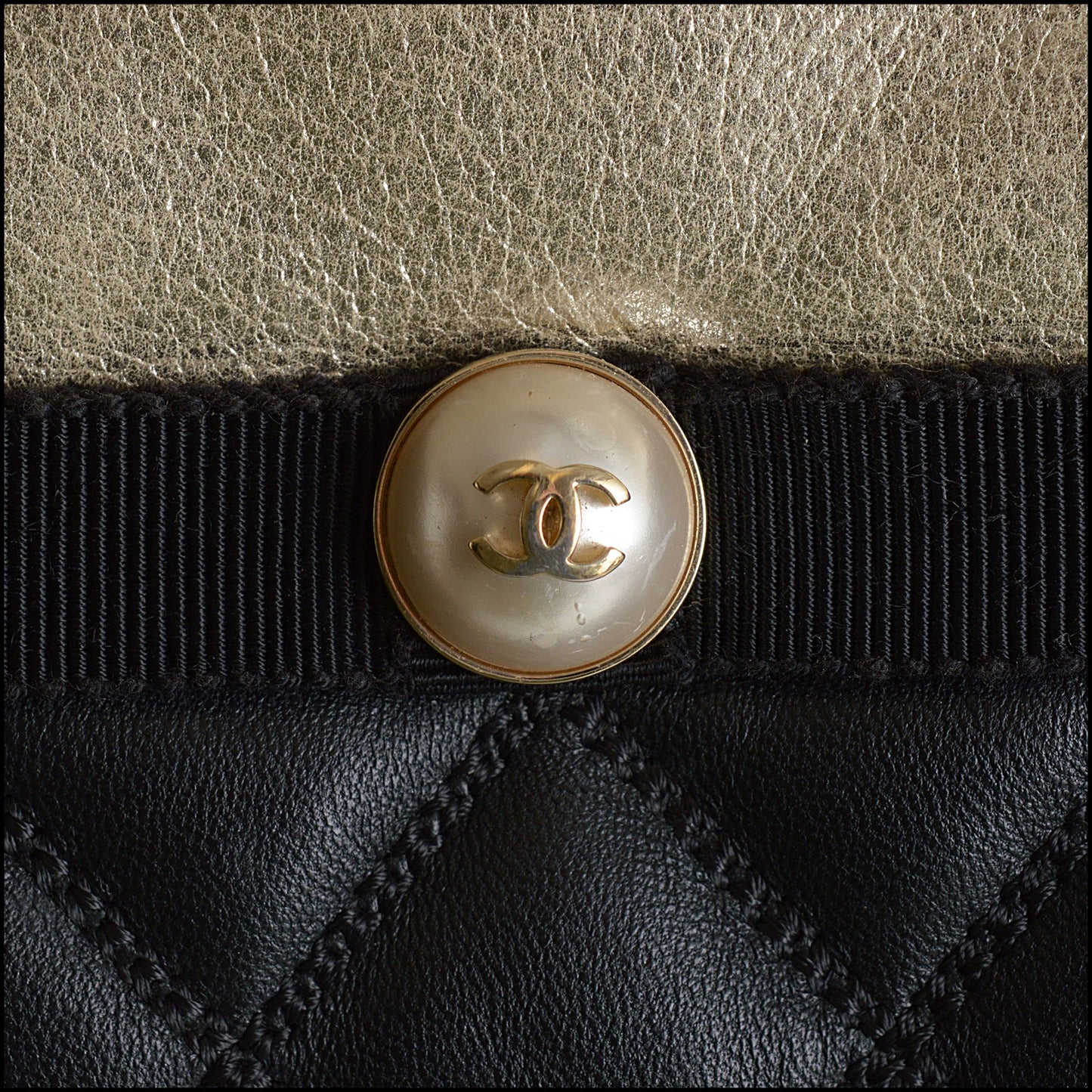 RDC14362 Authentic CHANEL '16 Black/Gold Leather Grosgrain Pearl CC Medium Clutch