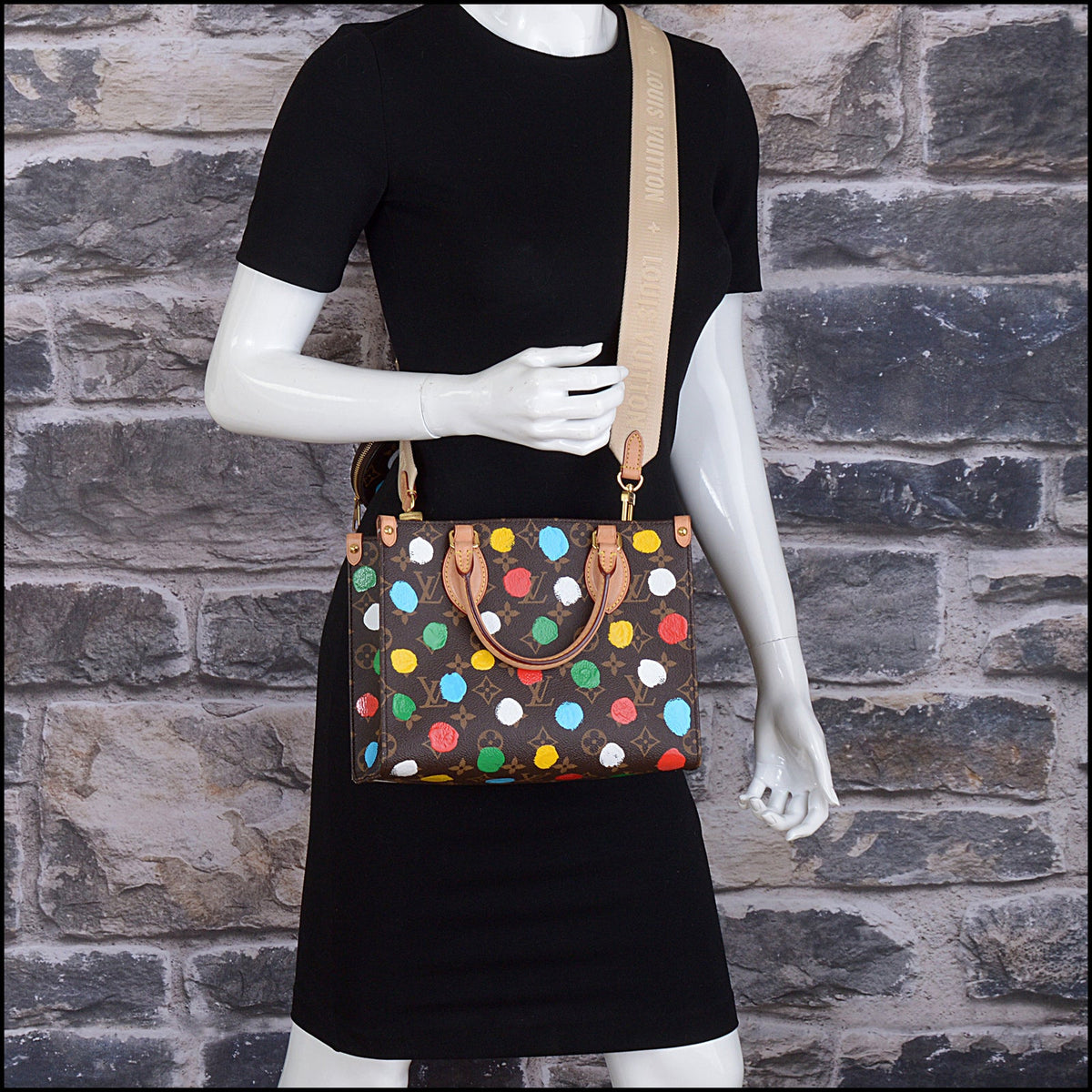 RDC15738 LOUIS VUITTON 2023 Kusama Painted Dots On The Go PM Tote Bag