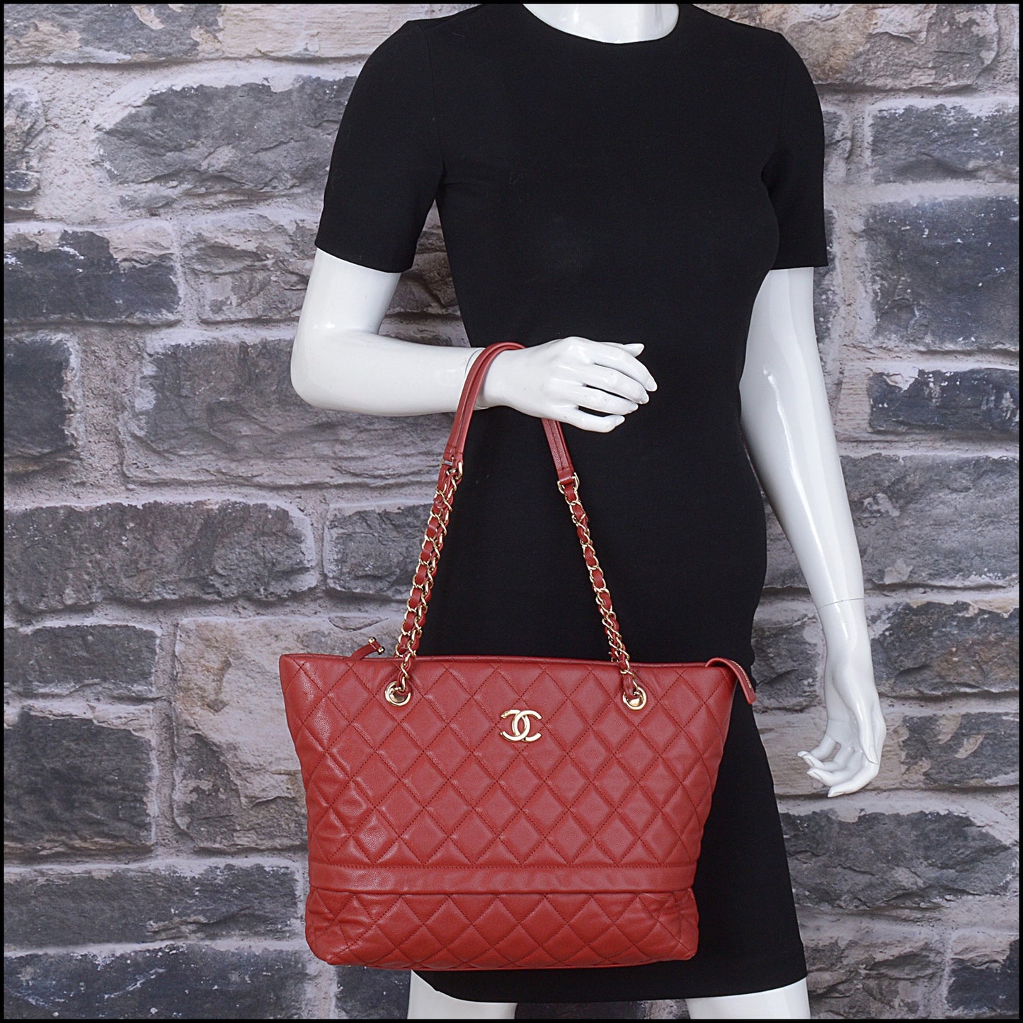 RDC14913 CHANEL 2019 Red Caviar Leather Gold HW Rolled Up Bag