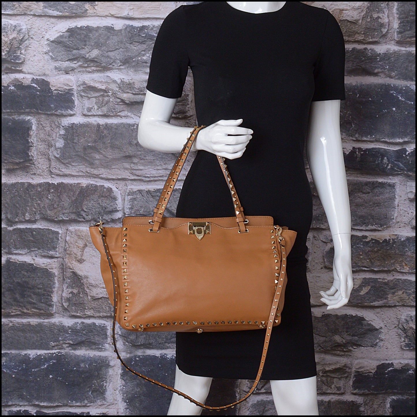 RDC14548 VALENTINO GARAVANI Tan Leather Rockstud Tote Bag