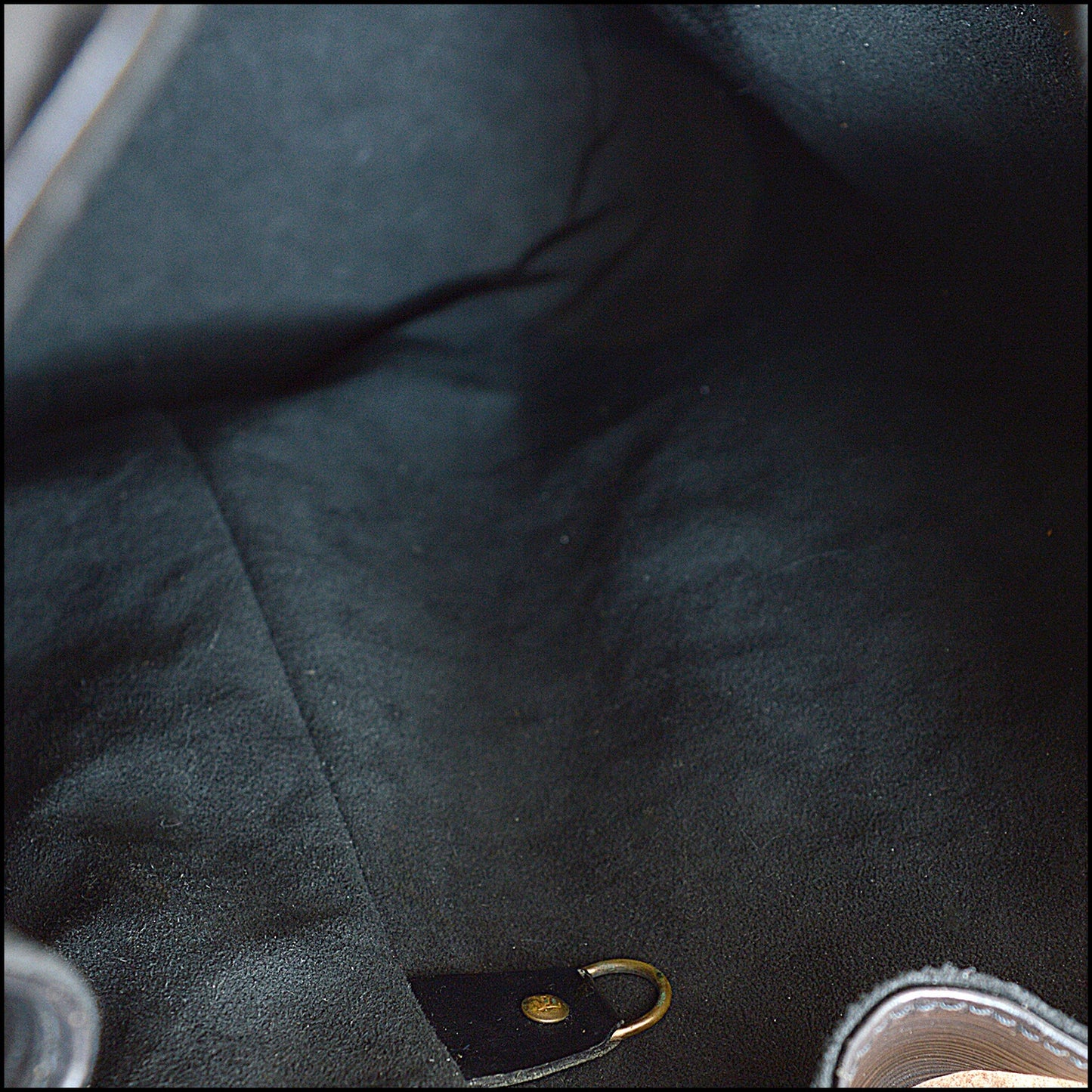 RDC15018 LOUIS VUITTON '95 Black Epi Leather Randonnee Sling Bag