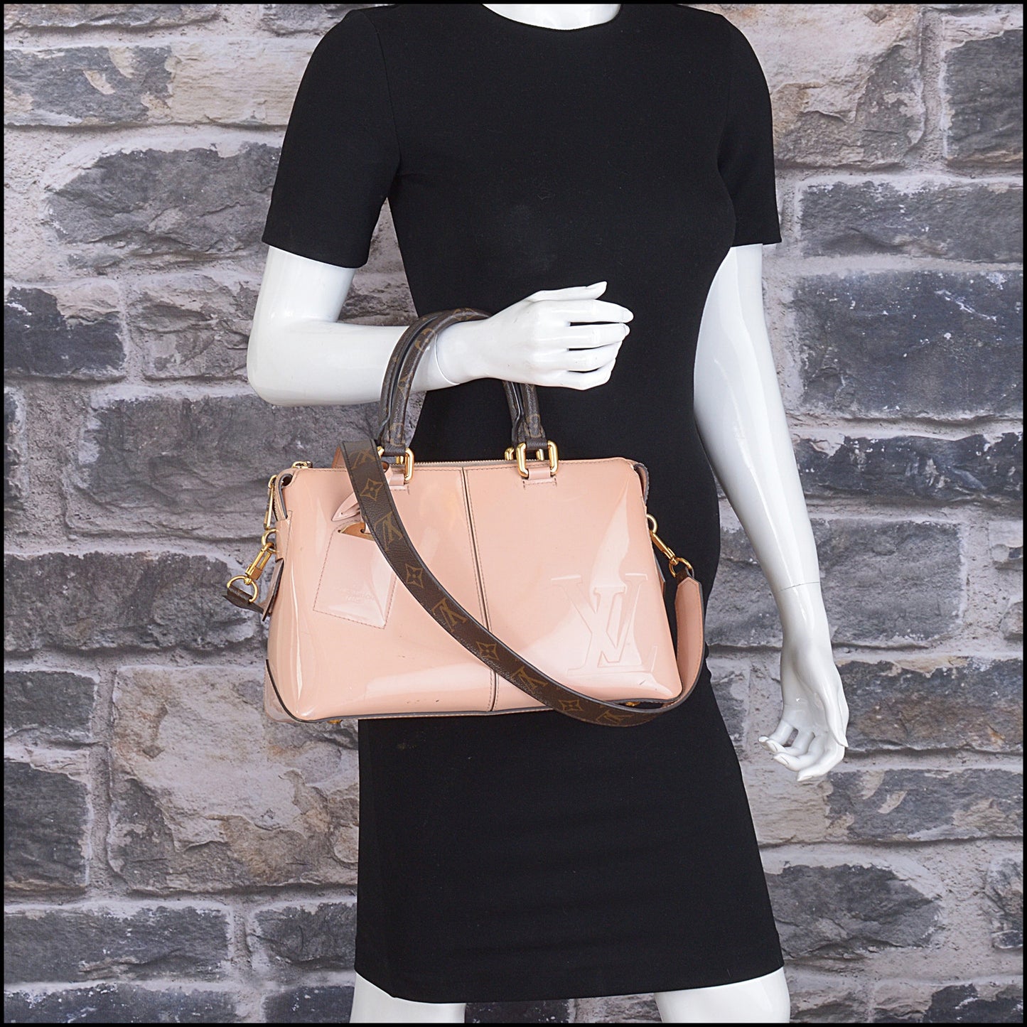 RDC15231 LOUIS VUITTON '17 Rose Ballerine Vernis Miroir Tote Bag