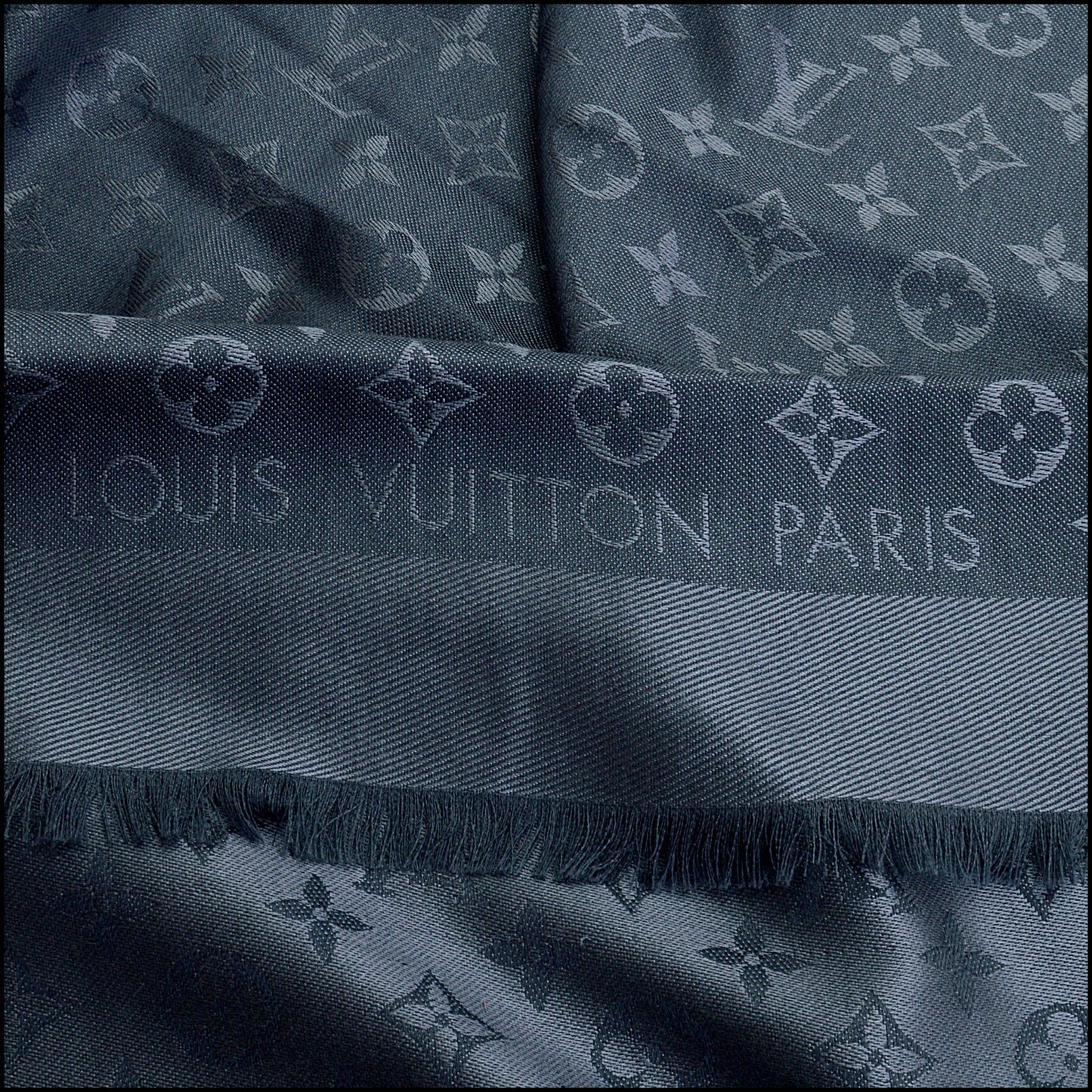 RDC14931 LOUIS VUITTON Carbone Dark Blue-Grey Monogram Classic Shawl