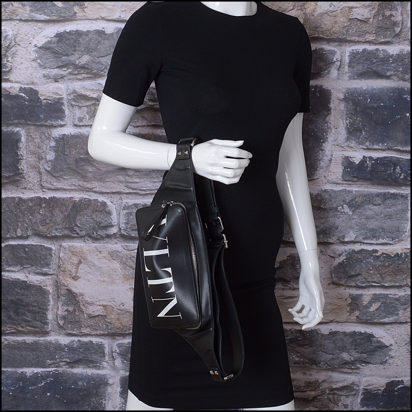 RDC14564 VALENTINO GARAVANI Black Leather VLTN Belt Bag