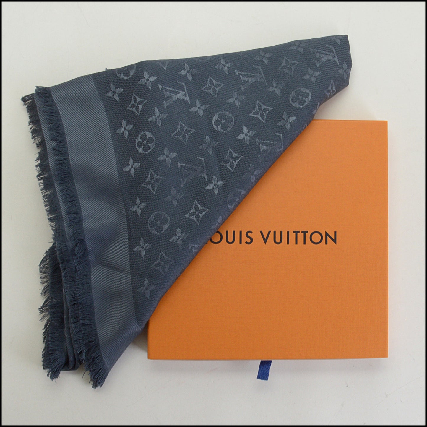 RDC14931 LOUIS VUITTON Carbone Dark Blue-Grey Monogram Classic Shawl
