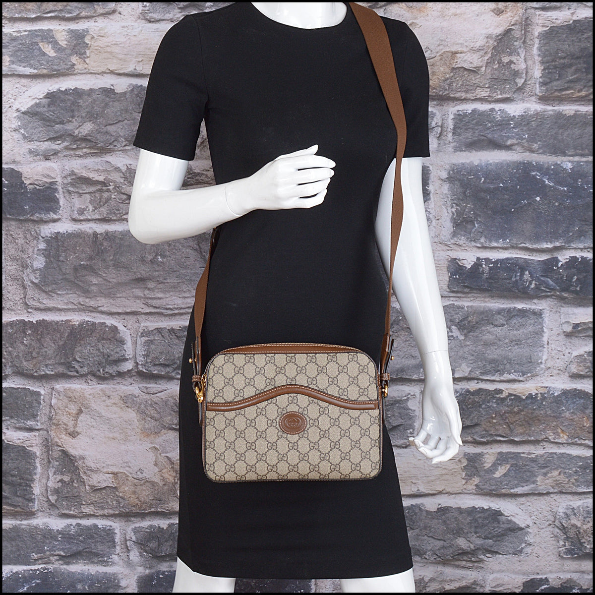 RDC15631 GUCCI Brown GG Supreme Monogram Messenger Bag