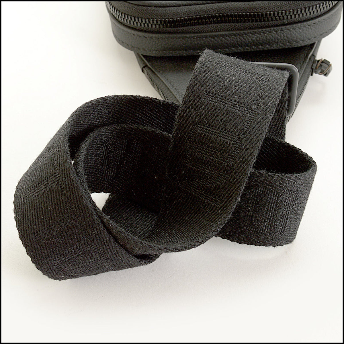 RDC15728 LOUIS VUITTON '26 Black Damoflage Avenue Slingbag