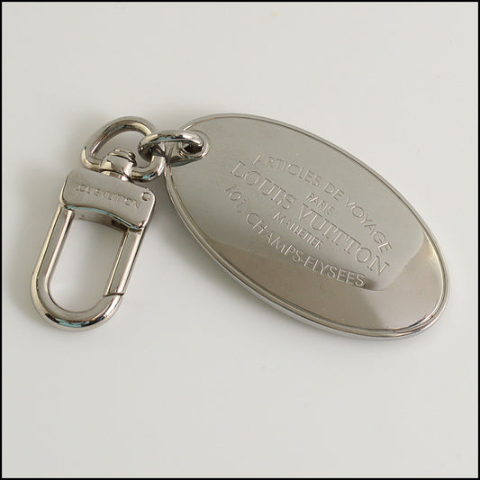 RDC15162 LOUIS VUITTON Silver Articles de Voyage Oval Keychain