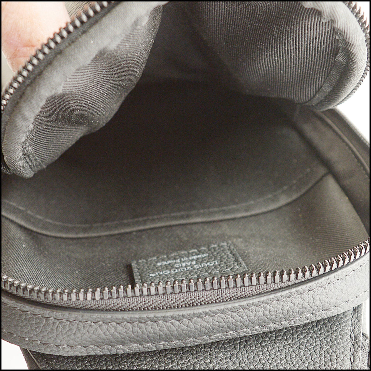 RDC15728 LOUIS VUITTON '26 Black Damoflage Avenue Slingbag