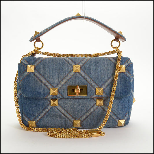RDC14532 VALENTINO GARAVANI '22 Roman Stud Large Quilted Denim Shoulder Bag