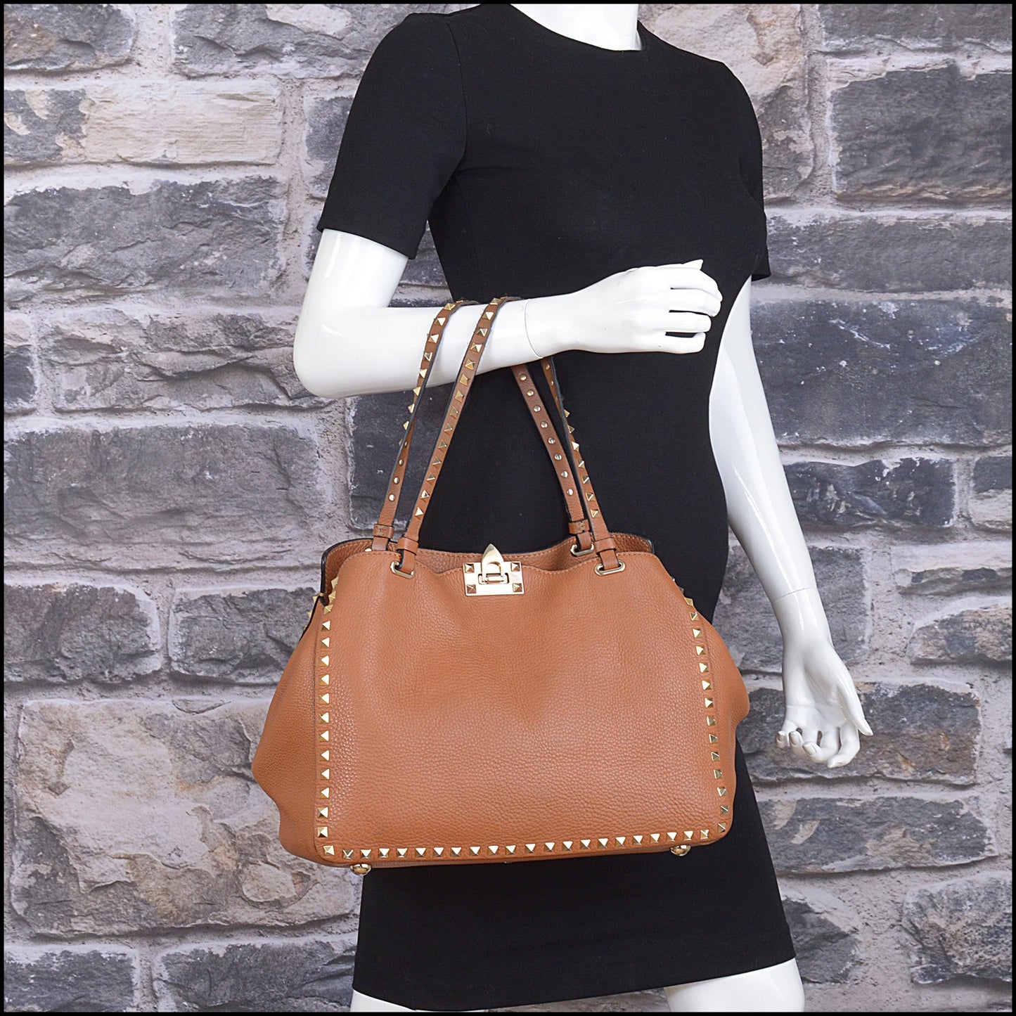 RDC15544 VALENTINO Saddle Brown Grainy Calfskin Rockstud Tote Medium