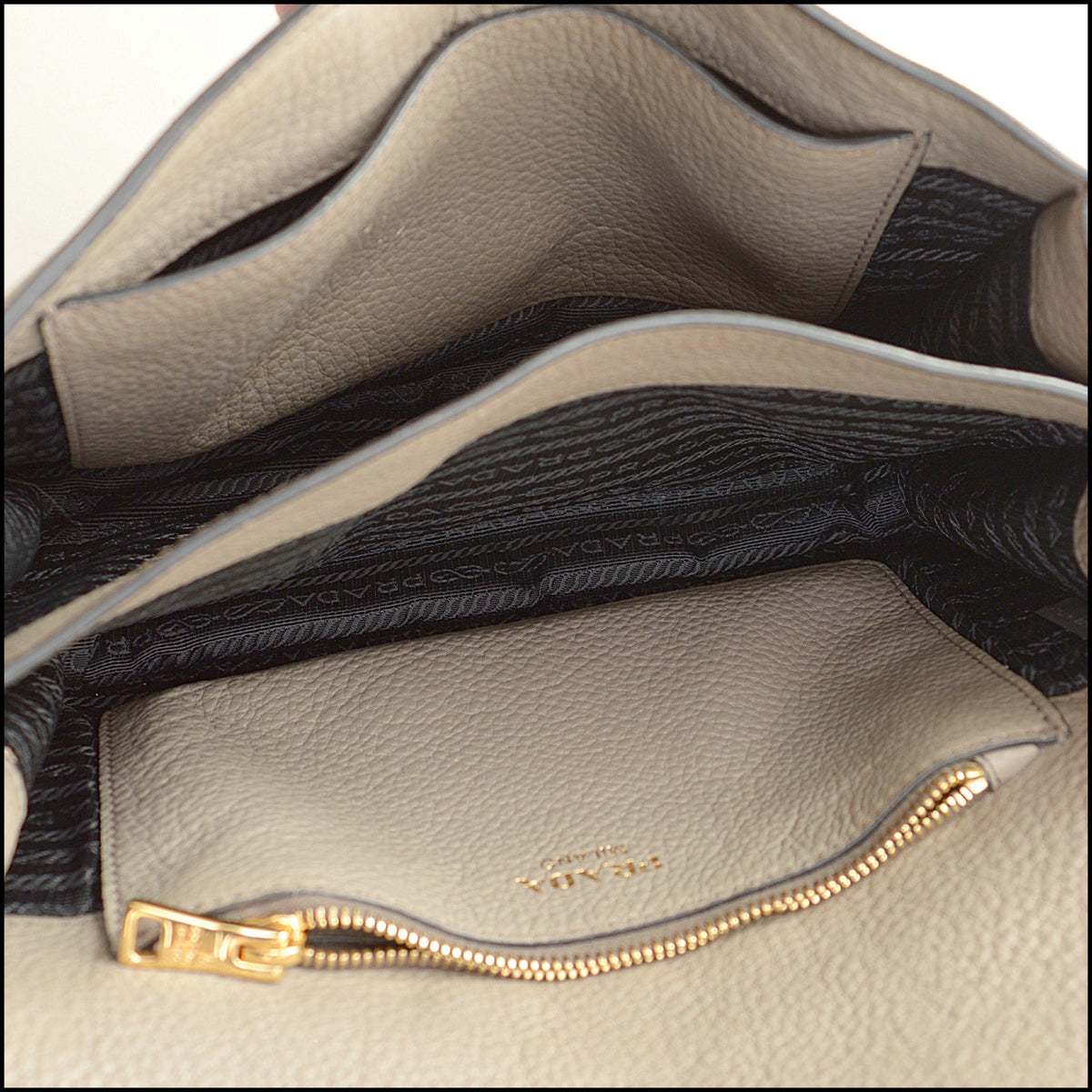 RDC15679 PRADA Argilla Taupe Vitello Daino Leather Bandoliera Crossbody Bag