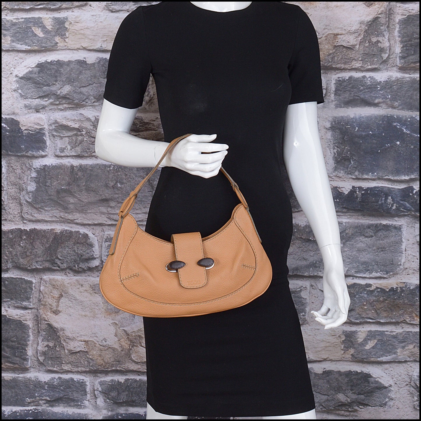 RDC15133 TOD'S Tan Pebbled Leather Wood Clasp Tote