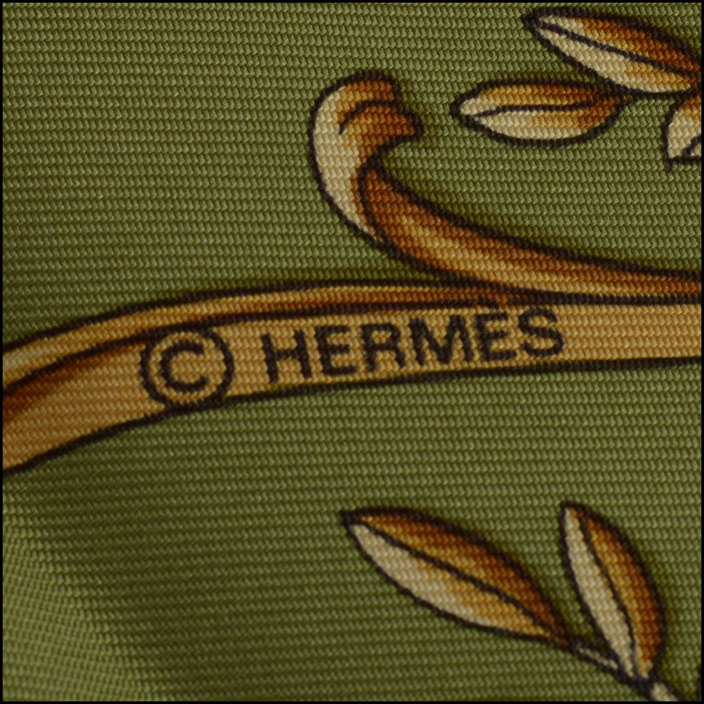 RDC14886 HERMES Green/White "La Promenade de Longchamps" 90cm Scarf