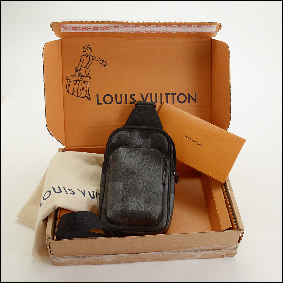 RDC15728 LOUIS VUITTON '26 Black Damoflage Avenue Slingbag
