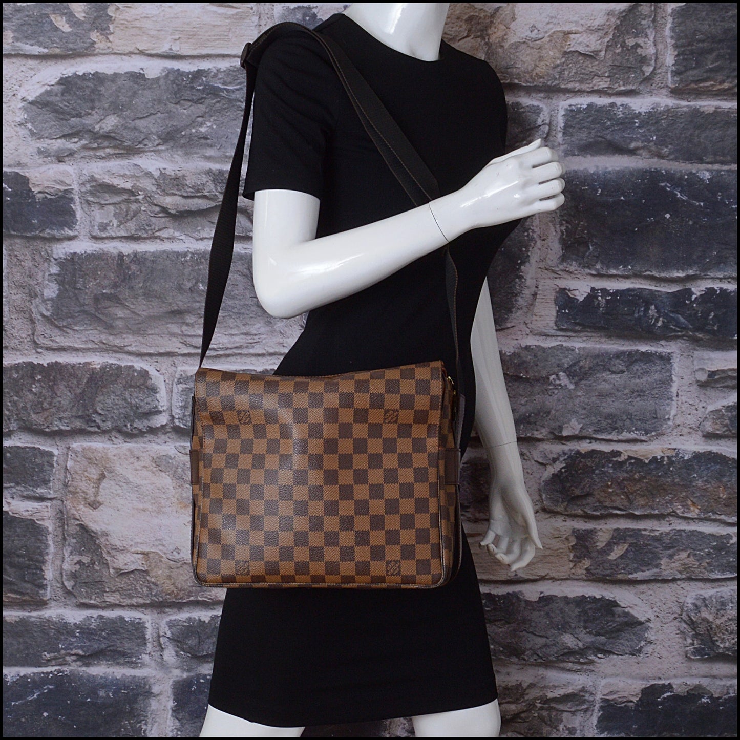 RDC14880 LOUIS VUITTON '02 Damier Ebene Naviglio Messenger Bag