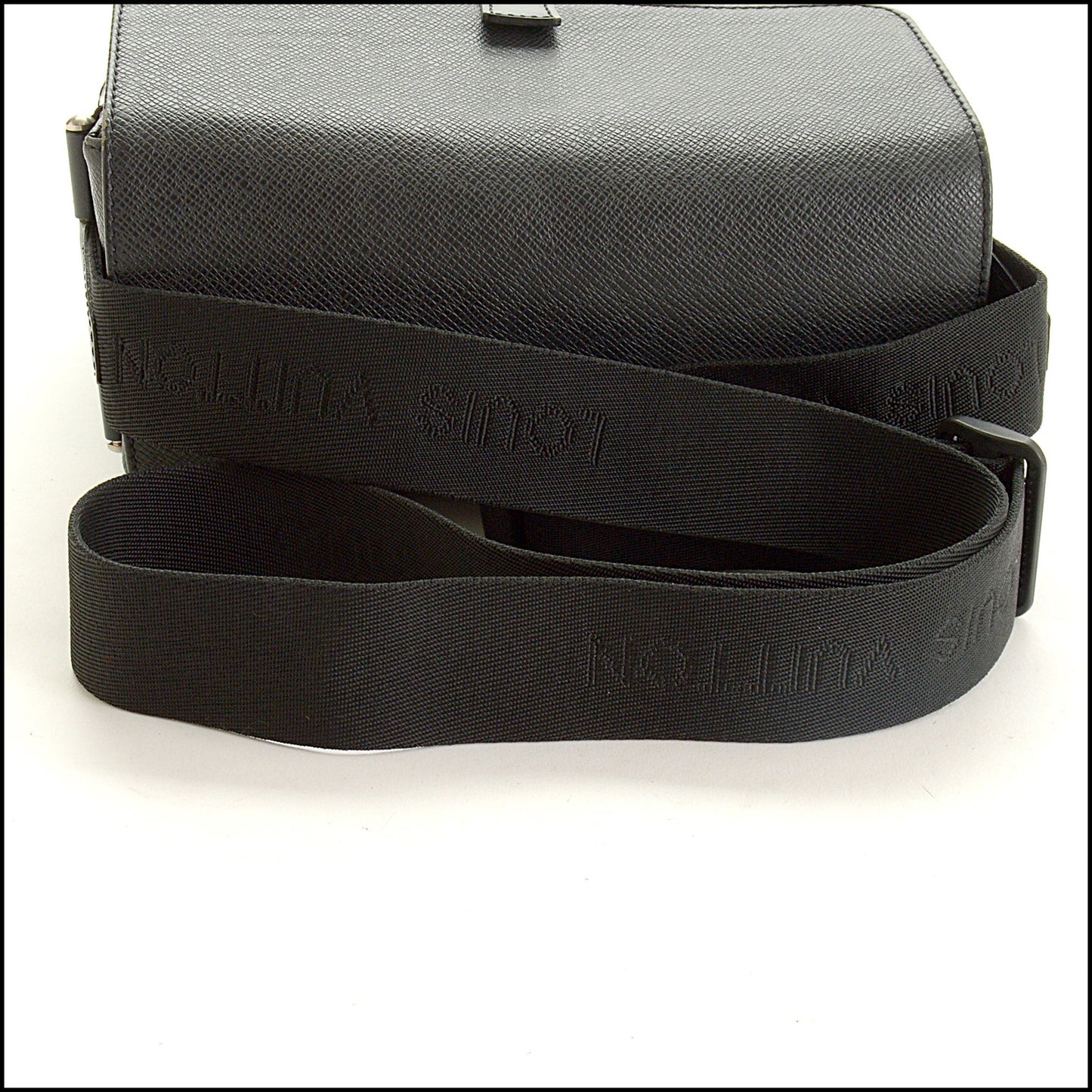 RDC15334 LOUIS VUITTON Black Taiga Leather Messenger Bag