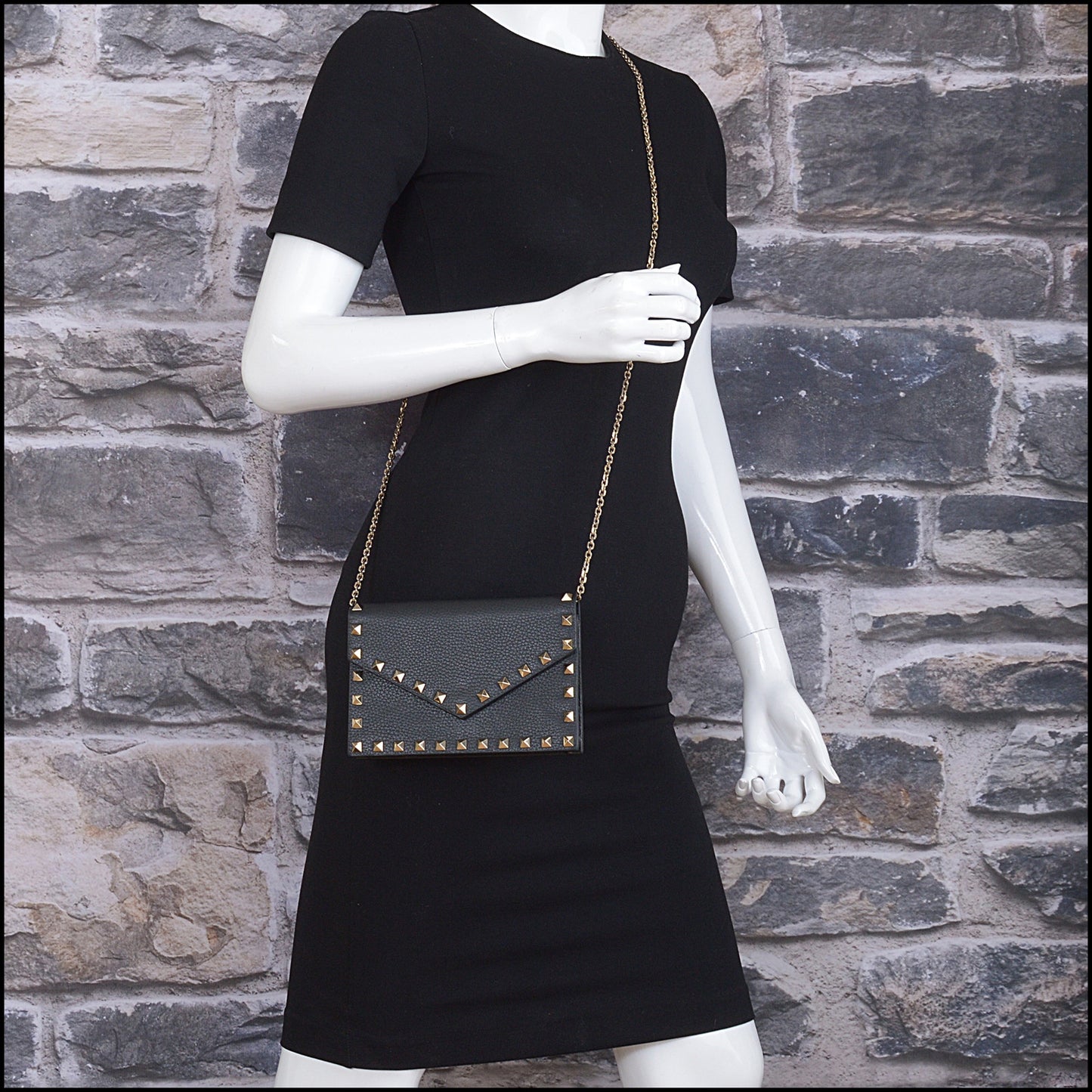 RDC15542 VALENTINO Black Pebbled Leather Rockstud Envelope Wallet on Chain