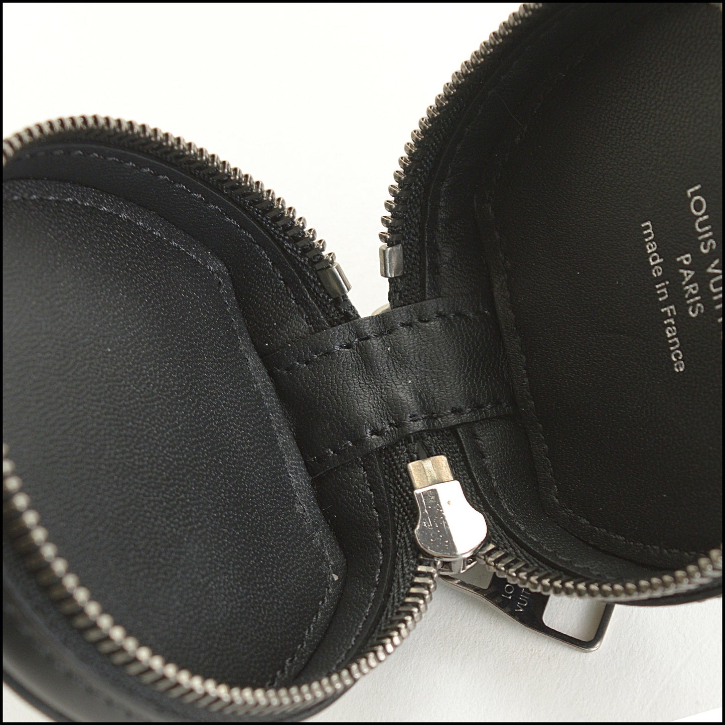 RDC15163 LOUIS VUITTON Graphite Earphone Case Keychain