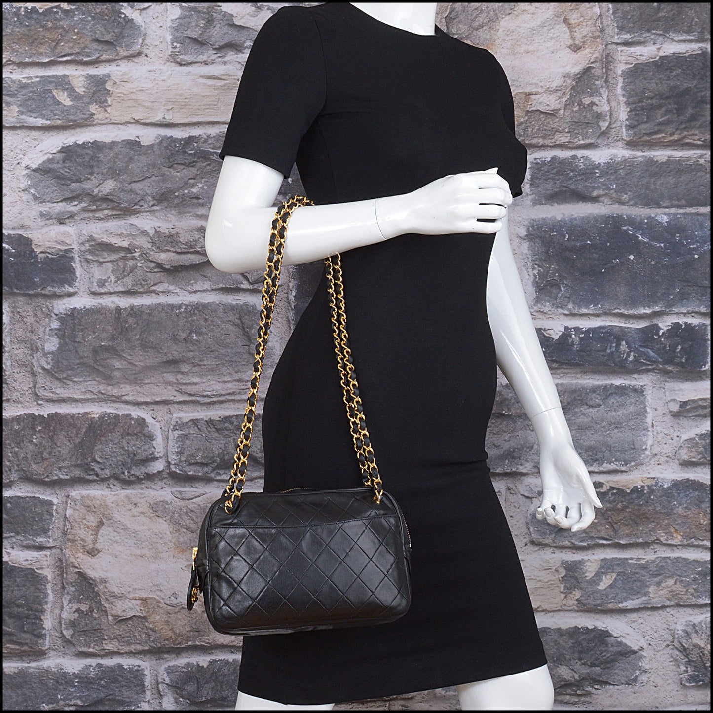 RDC15463 CHANEL 1986-91 Vintage Black Lambskin Quilted Camera Bag