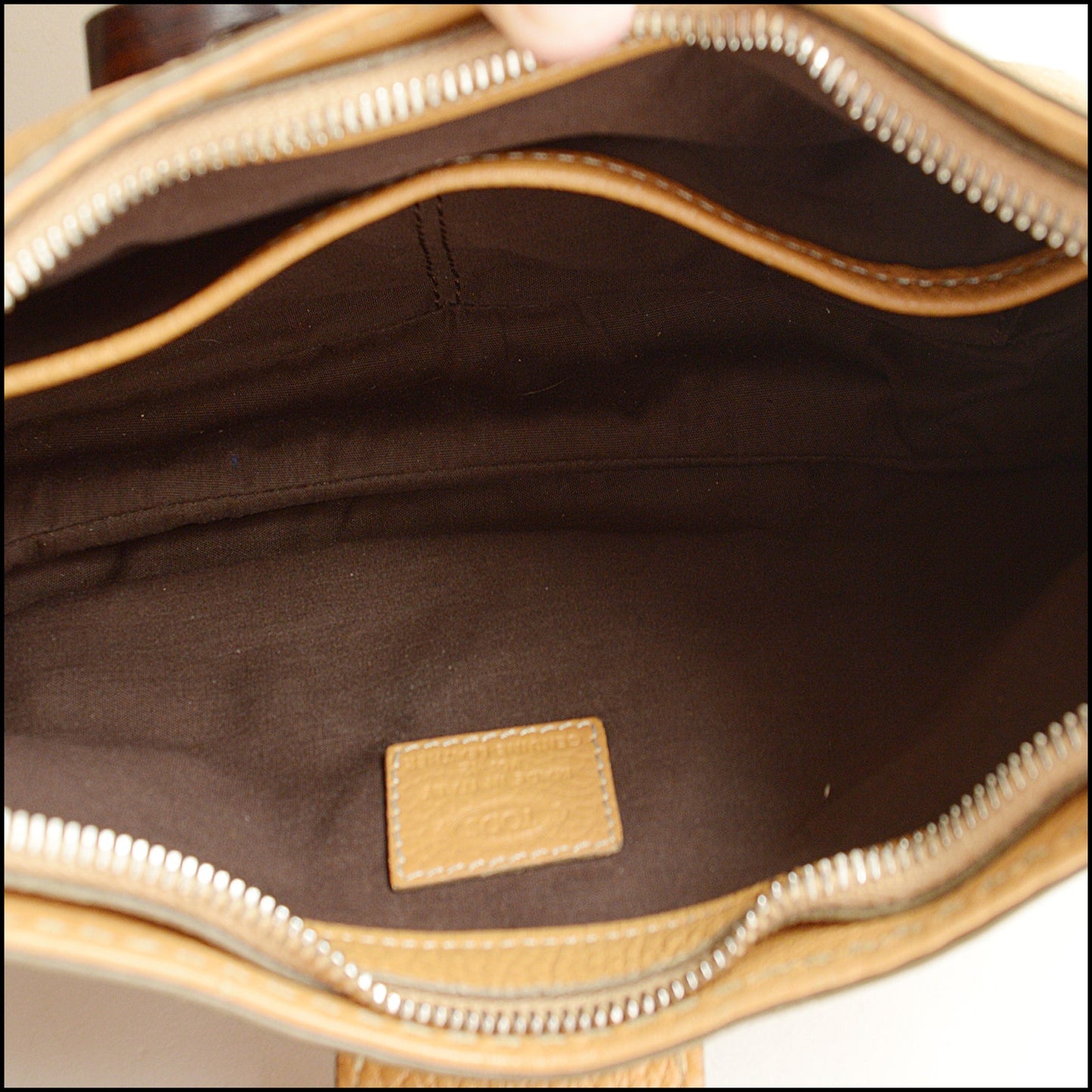 RDC15133 TOD'S Tan Pebbled Leather Wood Clasp Tote