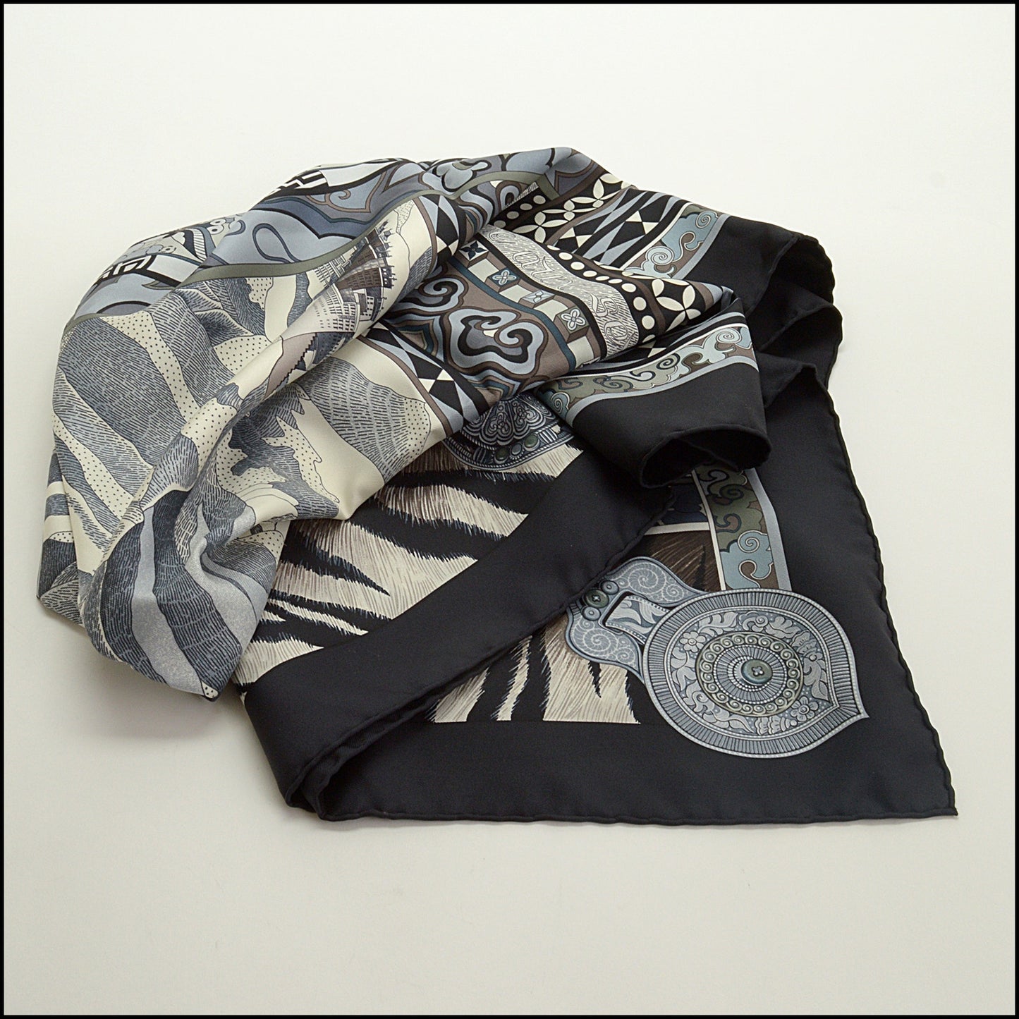 RDC15236 HERMES '09 Black Les Femmes aux Semelles de Vent Silk Scarf 90cm